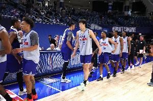 杨瀚森效力CBA2个赛季获2次年度最佳新锐 今年入选最佳阵容一阵