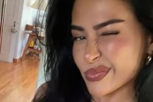 😉贝林厄姆女友社媒晒照，对粉丝眨眼放电