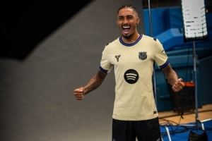 巴萨官方晒莱万、拉菲尼亚身穿科比联名球衣定妆照：曼巴精神