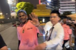 优质偶像！安保人员试图阻止 爱德华兹仍然上前与球迷击掌