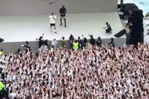 不惧风雨！詹姆斯在成都外场扔开雨伞 冒雨与众多球迷互动合影