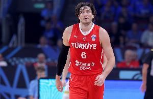 出手不多但是准！奥斯曼4记三分球拿下17分1板1助