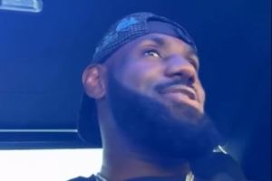 詹姆斯车上一展歌喉！配文：我追求的就是干大事 就这么简单