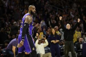 夸梅-布朗：詹姆斯也不过是个要站着尿尿的人 跟我没什么两样