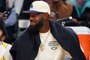 Shams：詹姆斯大概率将缺席整个季前赛 目标是揭幕战完全恢复状态