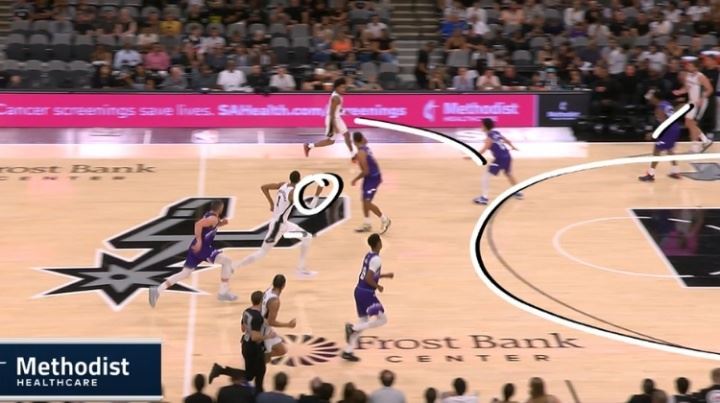 太夸张了🤯文班刚过半场就示意哈珀可以空接 随后接球成功完成