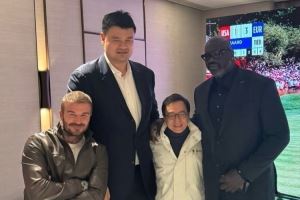 跨界联动！贝克汉姆晒与姚明&奥尼尔&成龙合影：见到了三位传奇