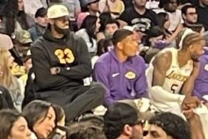 湖记：詹姆斯观战坐在了一张高椅子上 大概是为了缓解坐骨神经痛