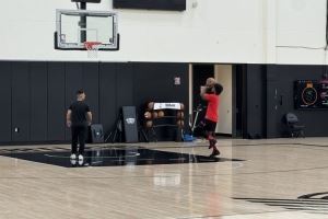 小伙子会来事！亨德森加练投篮 陪他训练的是杨瀚森的翻译刘老师