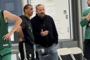 锡伯杜现身绿军训练馆！布朗：他讲述上赛季尼克斯如何击败我们