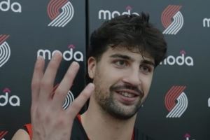 阿夫迪亚：我的中文正在进步 当杨瀚森挡拆时我总说“右手 右手”