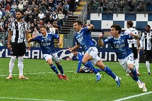 卫报：巴萨与黄潜的海外赛被取消后，米兰与科莫的海外比赛或泡汤