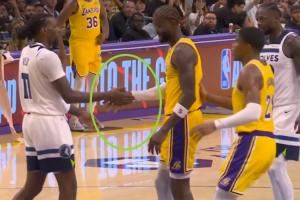 乖是真乖！八村都冲刺准备干架了 空中被拽下的艾顿握手言和了